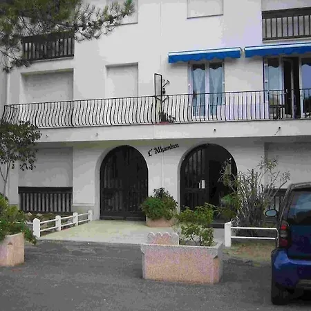 A 50 Metres De La Plage
